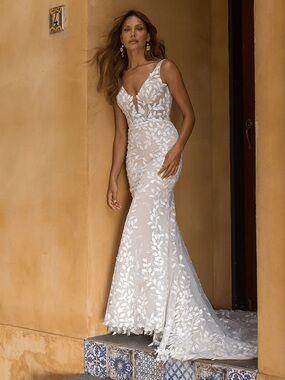 Ivory Leaf-Embroidered V-Neck Mermaid Wedding Gown